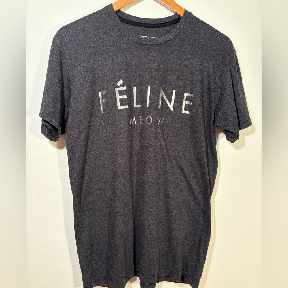 Brian Lichtenberg “Féline Meow” Graphic Tee – Charcoal Gray, Size S
